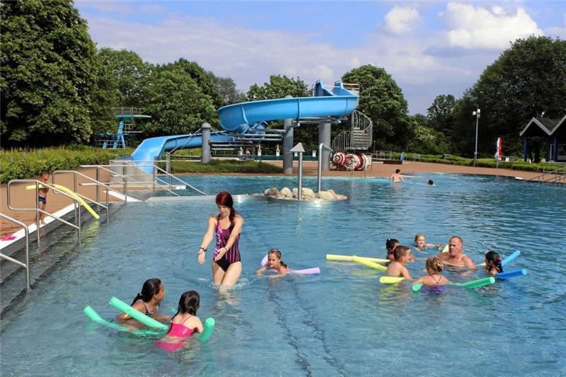 <p>An manchen Tagen lockten nur feste Termine wie ein Schwimmkurs die Wasserratten ins oft gar nicht mal so kühle Nass, hier im Freibad Vienenburg. Archivfoto: Hohaus</p>