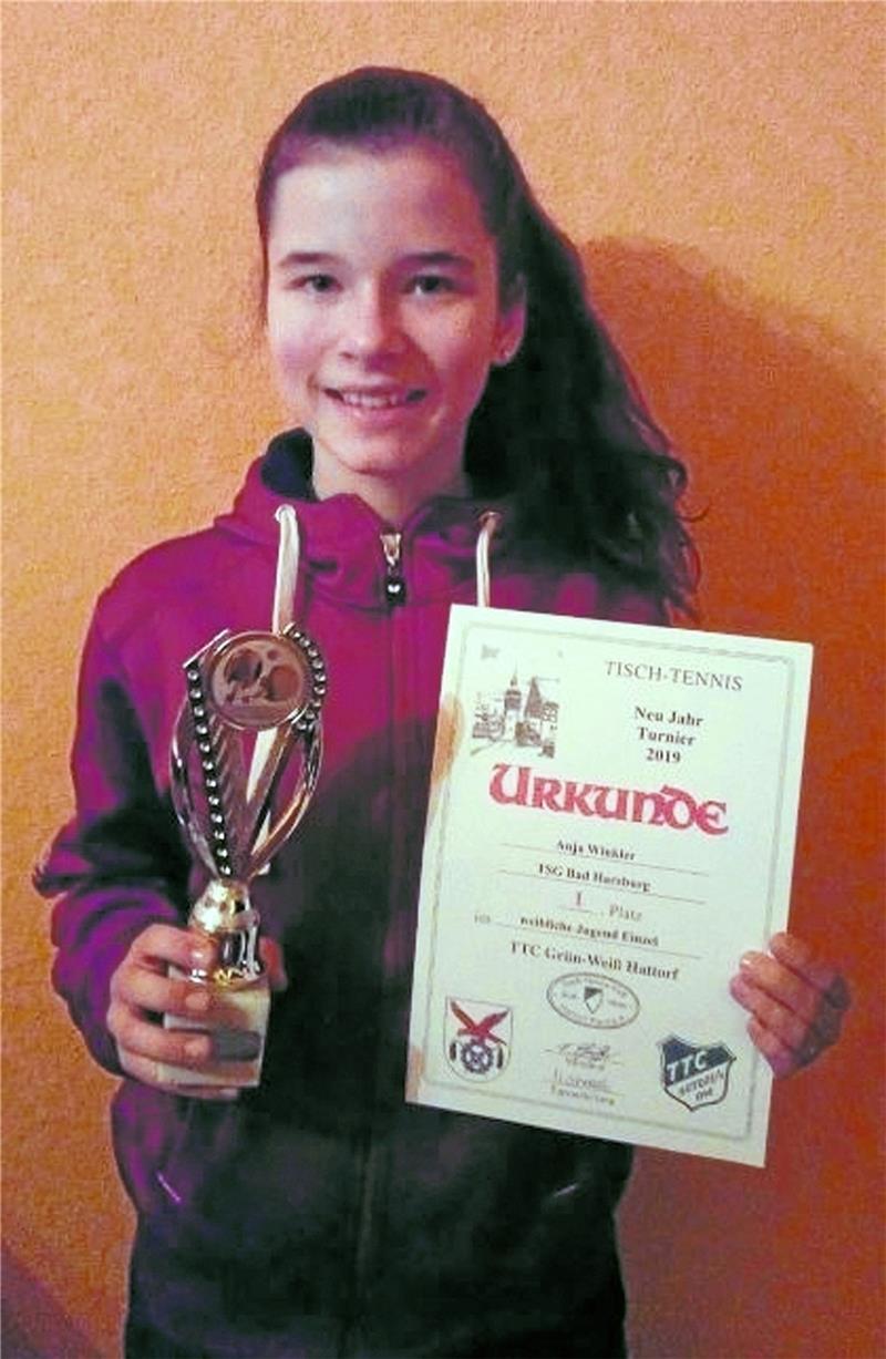 <p>Anja Winkler nach ihrem Sieg beim Neujahrs-Turnier in Hattorf. Foto: Privat</p>