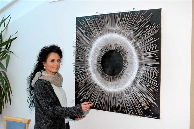<p>Antje Gerlach vor einem ihrer Kunstwerke, die noch bis zum 3. April in der Grotjahnstiftung in Schladen zu sehen sind. Foto: Hohaus</p>