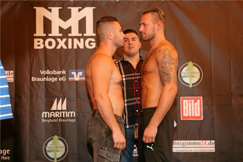 <p>Artur Reis (re.) aus Wolfsburg boxt gegen Attila Koros aus Ungarn. Foto: Bein</p>