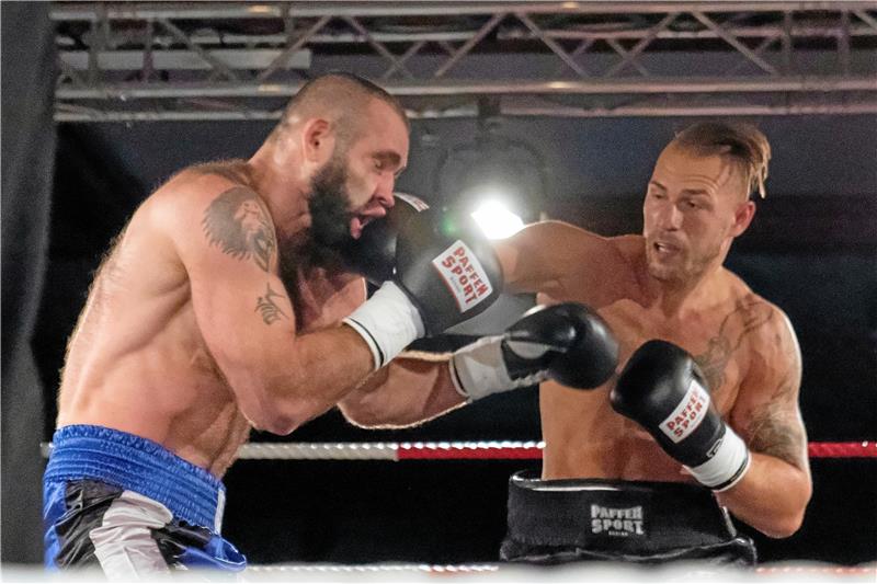 <p>Artur Reis (re.) aus Wolfsburg setzt seinem Gegner Levan Shonia aus Georgien mit harten Schlägen zu. Foto: Drechsler</p>