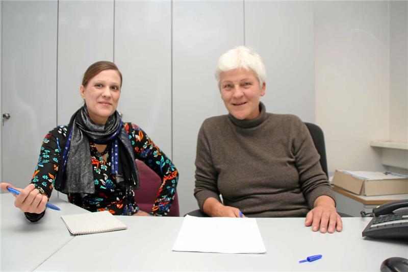 <p>Asklepios-Chefärztin Dr. Sabine Reuter (re.) beantwortete im Pressehaus der Goslarschen Zeitung Leserfragen zum Thema Altersmedizin am Telefon. GZ-Volontärin Sibylle Haberstumpf (li.) schrieb mit. Foto: Stade</p>