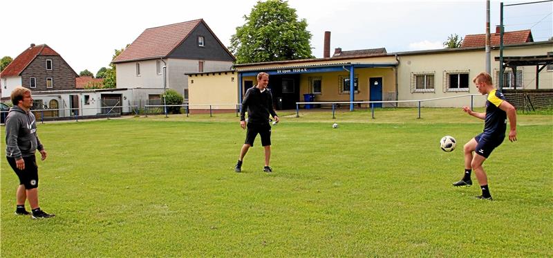 <p>Auf dem Sportplatz des SV Upen herrscht Unruhe: Jetzt hat der Verein eine anonyme Anzeige erhalten, weil er gegen Vorschriften verstoßen haben soll. Foto: Leifeld</p>