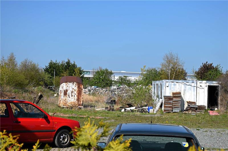 <p>Auf einem Grundstück im Gewerbegebiet Nord stapelt sich der Müll. Mit den Jahren sackte dieser in sich zusammen und verdichtete sich. Fotos: Nöhr</p>