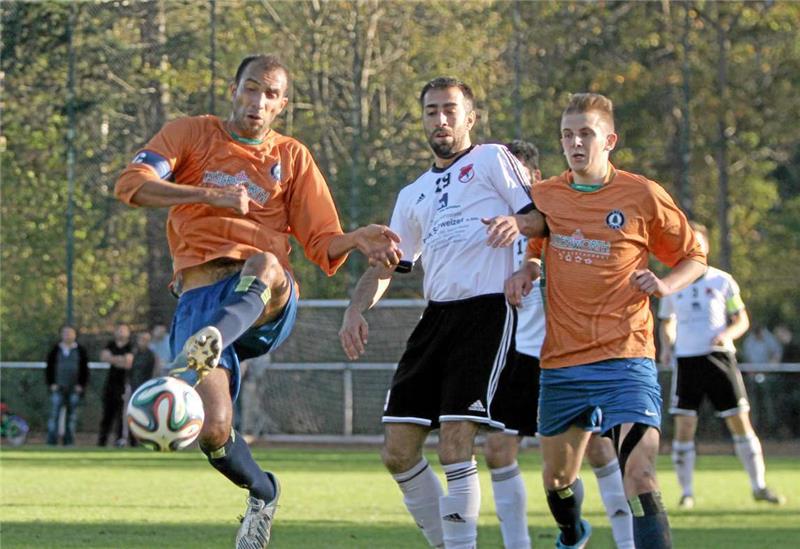 <p>Aus Gegnern werden in der kommenden Saison womöglich Mitspieler: Eine Szene aus der vergangenen Saison aus der Partie zwischen dem TSKV Goslar und dem VfL Oker. Foto: GZ-Archiv</p>