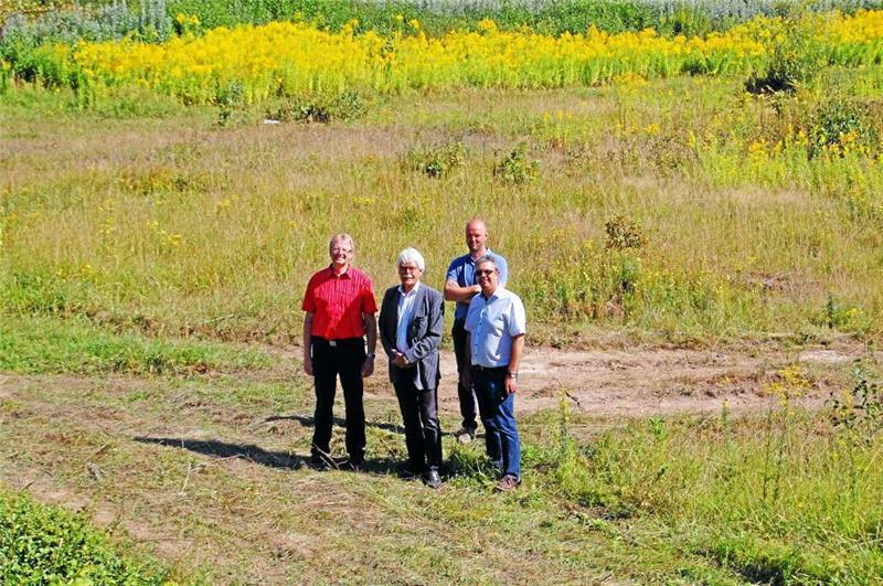 <p>Bad Lauterbergs Bürgermeister Thomas Gans auf dem ehemaligen Schickert-Gelände mit Rolie Tromp und Aaldert van der Wal sowie Architekt Thomas Petermann (von links) als Vertreter der Investoren. Foto: Melina Hose</p>
