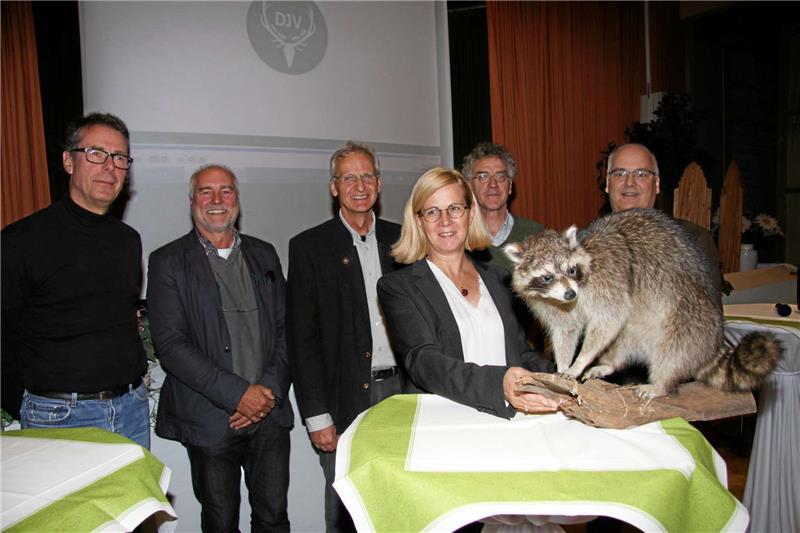 <p>Beantworteten Fragen zum Waschbären: Erste Kreisrätin Regine Körner (vorn) mit Kreisveterinär Wolfgang Naumann, dem Wildbiologen Dr. Egbert Strauß, Hegeringleiter Hubertus Finsterwalder, Ministeriumsmitarbeiter Uwe Oltrogge und Hans Hesse, Vorsitzender der Jägerschaft Goslar (v. li.). Foto: Stade</p>