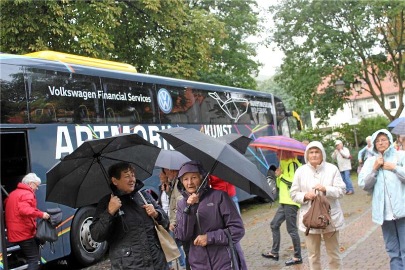 <p>Bei Regen und Sturmböen kamen sie an, im Sonnenschein ging es durch Bad Harzburg – für die Wirtschaftsförderer eine besondere Herausforderung, die Stadt als liebens- und lebenswert auch bei Wetterunbilden darzustellen. Fotos: Seltmann</p>