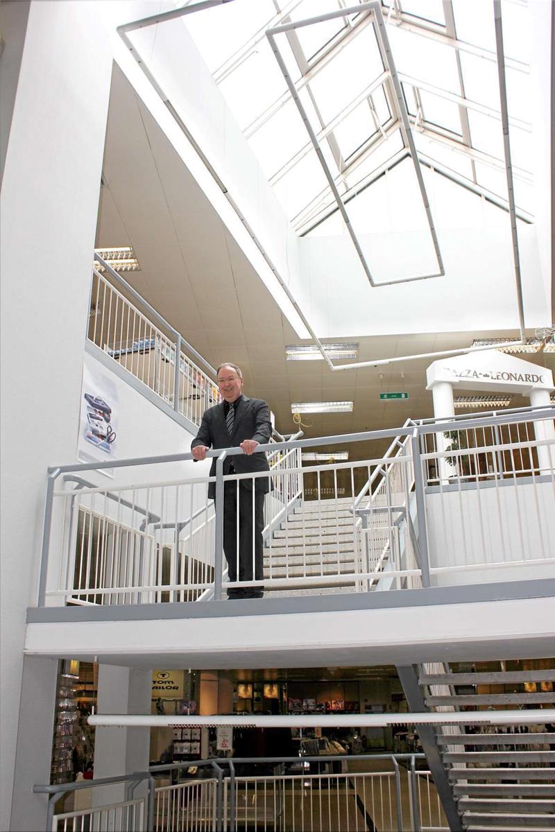 <p>Bernd Harthun in seinem Lebenswerk: Auf drei Etagen führten er und seine Familie über Jahrzehnte erfolgreich das einzige Kaufhaus im Oberharz. Foto: Stumpf</p>