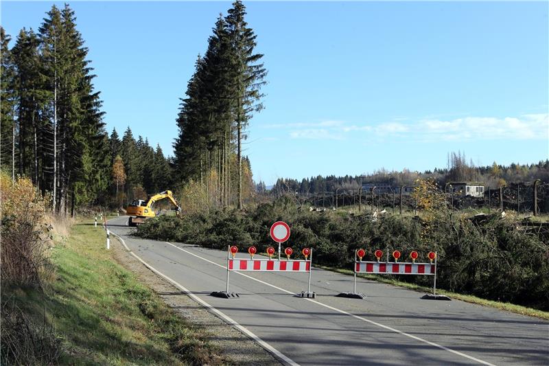 <p>Bis auf Weiteres: Die K 38 zwischen Clausthal-Zellerfeld und Altenau bleibt wegen umstürzender Bäume gesperrt. Foto: Neuendorf</p>