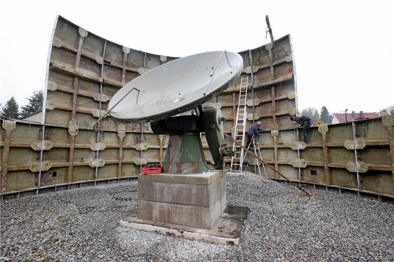 <p>Blick aus dem Innern der entstehenden Kuppel auf die Aufbauarbeiten: Die einzelnen Elemente sind rund 250 Kilogramm schwer und bestehen aus Glasfaserkunststoff.  Fotos: Gereke</p>