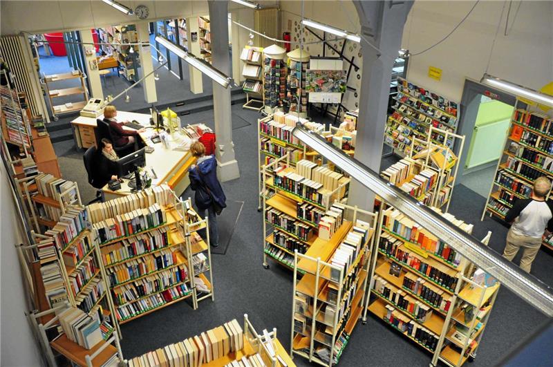 <p>Blick in den Hauptraum der Bibliothek, den ehemaligen Lesesaal (siehe Foto unten): Hier hat sich seit 1919 vieles geändert. Damals eröffnete an diesem Standort die erste öffentliche Bücherei Goslars. Fotos: Kempfer</p>