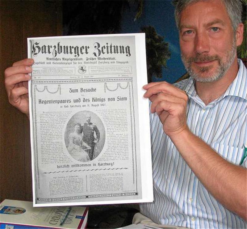 <p>Bürgermeister Ralf Abrahms vor zehn Jahren mit einem Zeitungsausschnitt von 1907, in dem die Harzburger Zeitung über den Königsbesuch berichtet. Archivfoto: Schlegel</p>