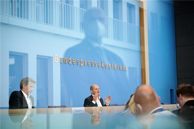 Scholz sichert Bürgern Hilfen im Herbst und Winter zu <p>Bundeskanzler Olaf Scholz (SPD) spricht in der Bundespressekonferenz während der Sommer-Pressekonferenz über Themen der Innen-und Außenpolitik. Foto: Kay Nietfeld/dpa<br></p>