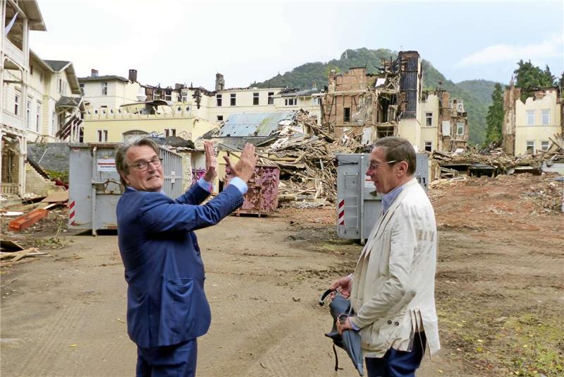 <p>„Da kommt er hin, der neue Harzburger Hof“: Dieter Köhler (l.) zusammen mit Thomas Funke vor dem alten Hotel, das derzeit abgerissen wird. Foto: Schlegel</p>