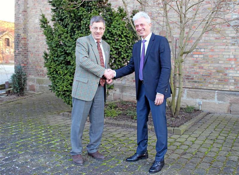 <p>Da war noch alles gut: Kandidat Peter Fabritz (re.) und Wolfenbüttels AfD-Kreisvorsitzender Jürgen Pastewsky reichen sich die Hand. Foto: privat</p>