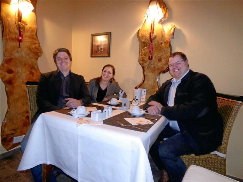<p>Daniel Bernhardt und Anna-Lena Behrens sind die neuen Eigentümer des Hotels „Zum Harzer“. Jörg Gehrke (rechts) wechselt die Branche. Fotos: Ebeling</p>