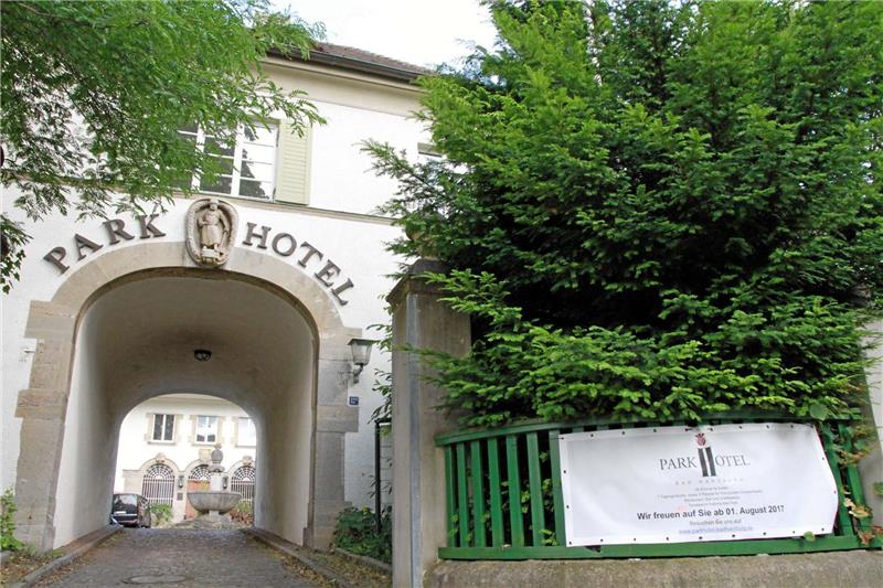 <p>Das Banner am Hindenburgring weist noch den 1. August als Starttermin aus, aber es wird wohl doch Anfang September werden. Foto: Potthast</p>