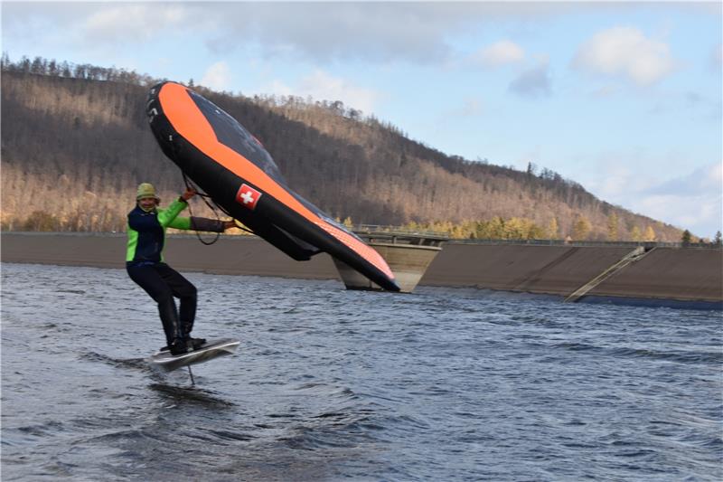 Innerstetalsperre ist ideal für Wingfoiler <p>Das Board scheint dank der aquadynamischen Eigenschaften des Foils über dem Wasser zu schweben. Durch die geringere Reibung sind hohe Geschwindigkeiten möglich.</p>