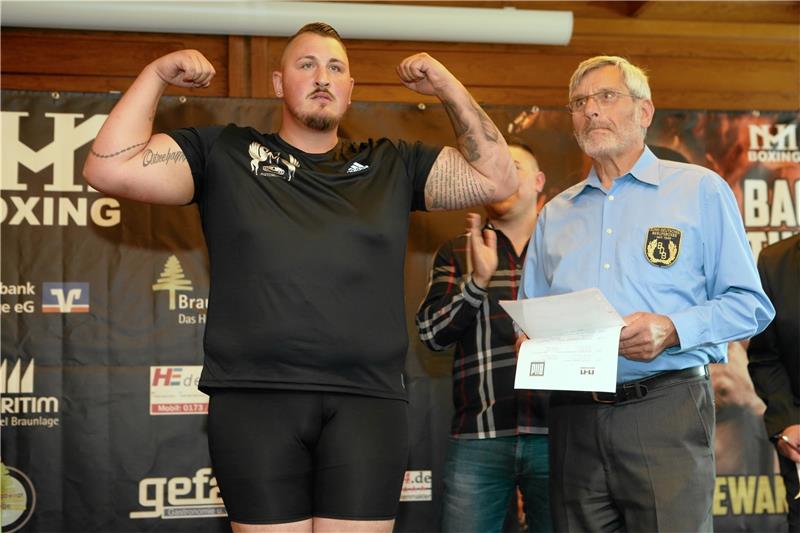 <p>Dennis Lewandowski bringt beim offiziellen Wiegen 152 Kilogramm auf die Waage. Damit ist der Greifswalder deutlich schwerer als erwartet. Foto: Bein</p>