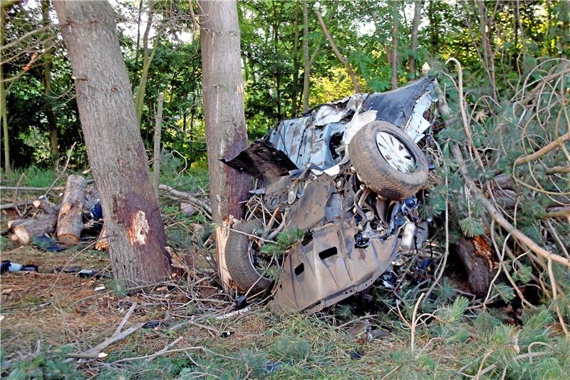 <p>Der Audi zerbarst in seine Einzelteile. Zwei Menschen waren sofort tot. Foto: Epping</p>
