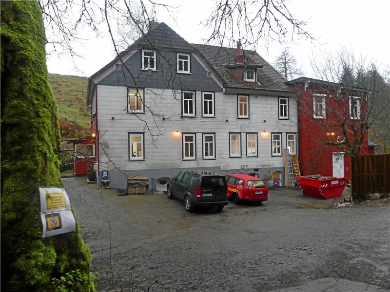 <p>Der Innenausbau ist fast geschafft, der rechte Gebäudeteil erstrahlt auch von außen schon in neuem Glanz.. Fotos: Römhild</p>