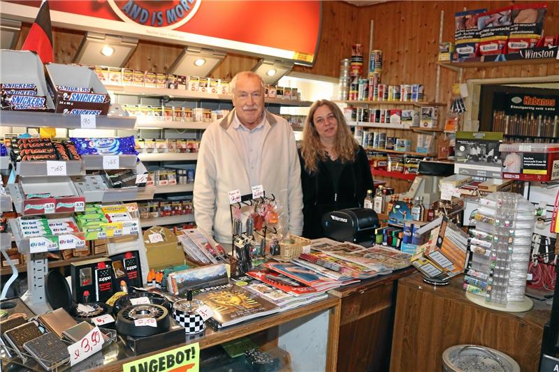 <p>Der Kiosk „Fiffikus“ ist seit 1995 eine Instanz am Zellbach in Clausthal-Zellerfeld. Doch nun hören Klaus-Dieter Blume (70) und Partnerin Christiane Rienert auf. Foto: Haberstumpf</p>