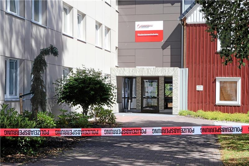 <p>Der Zugang zum Studentenwohnheim in Clausthal-Zellerfeld ist abgesperrt, eine Sicherheitsfirma kontrolliert die Einhaltung der Allgemeinverfügung. Ein Bauzaun (kleines Bild) ermöglicht den Aufenthalt im Freien. Fotos: Neuendorf</p>