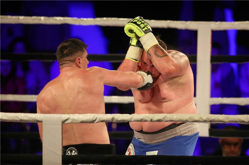 <p>Der siegreiche Marco Huck (li.) und Dennis Lewandowski wollen in den kommenden Wochen bereits wieder in den Ring steigen. Foto: Bein</p>