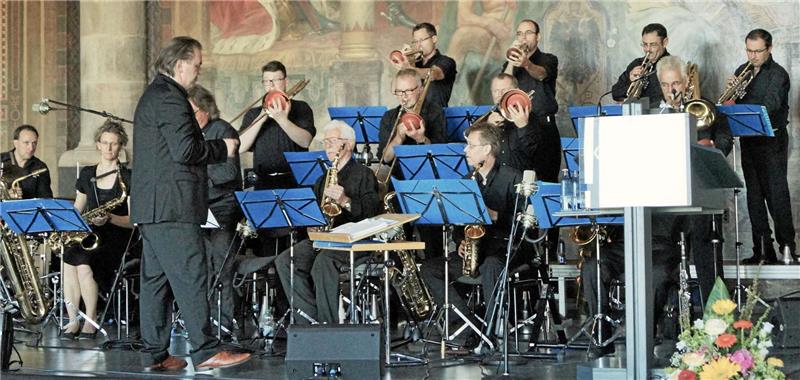<p>Die Bigband des Philharmonic Volkswagen Orchestra in der Kaiserpfalz. Foto: Dürich</p>