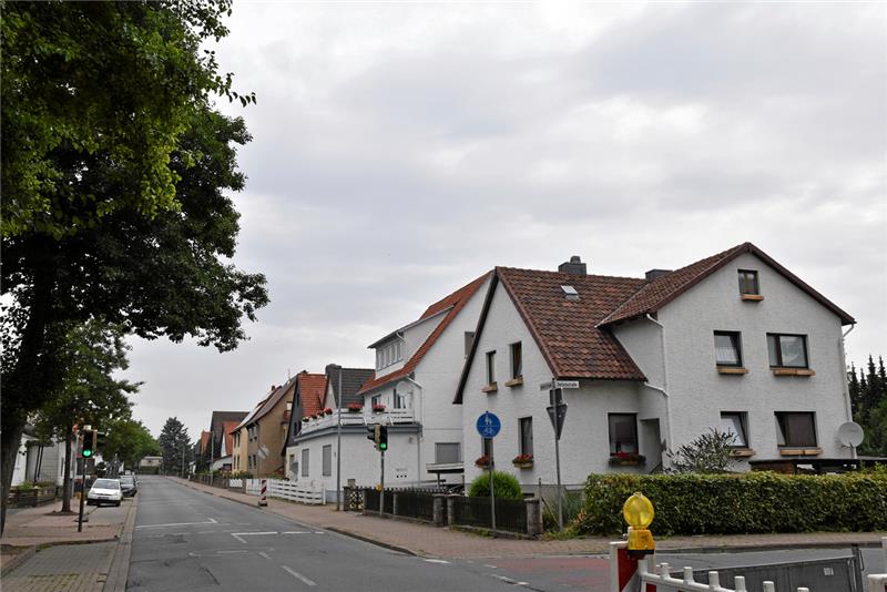<p>Die Breite Straße in Bündheim und Schlewecke gehört zu den meistbefahrenen Kreistraßen. Die Sanierungsarbeiten unter Vollsperrung werden erhebliche Auswirkungen auf den Verkehr in Bad Harzburg haben. Foto: Mühling </p>
