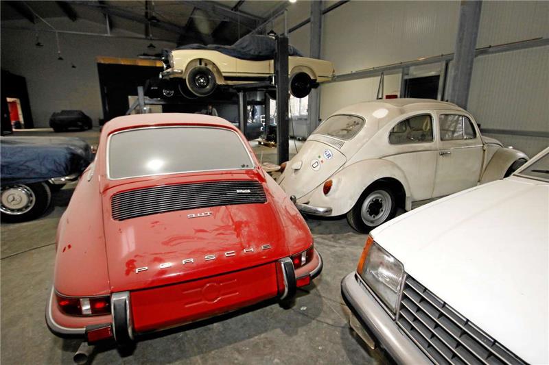 <p>Die „Classic Manufactur Goslar“ hat in eine neue Werkstatthalle investiert. Oldtimer aus aller Welt werden in Goslar restauriert. Fotos: Epping</p>