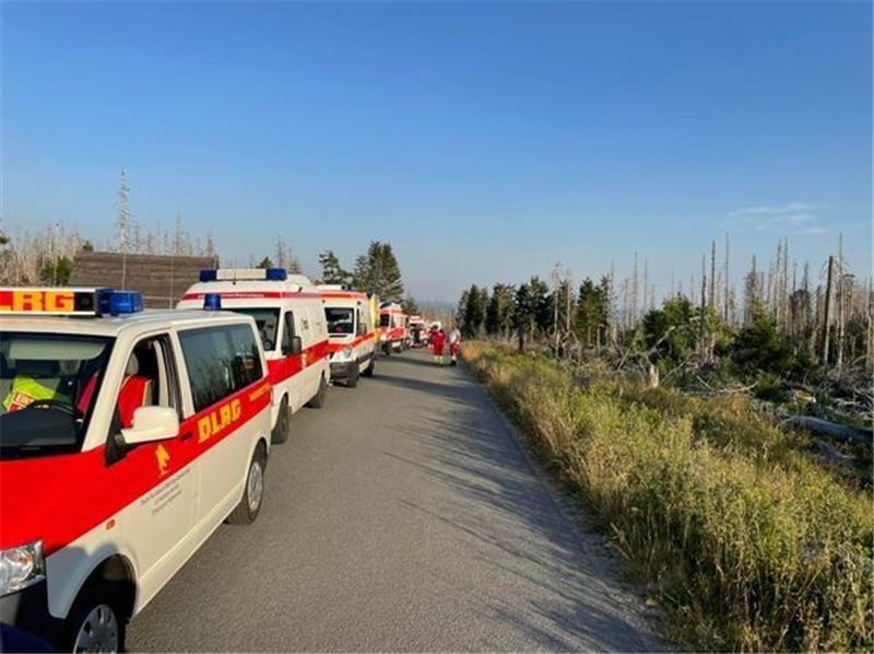 Brocken-Aufstieg: Kinder und Jugendliche kollabieren <p>Die Einsatzkräfte kümmern sich um die kollabierten Kinder und Jugendlichen. <br>Foto: Malteser Hilfsdienst</p>