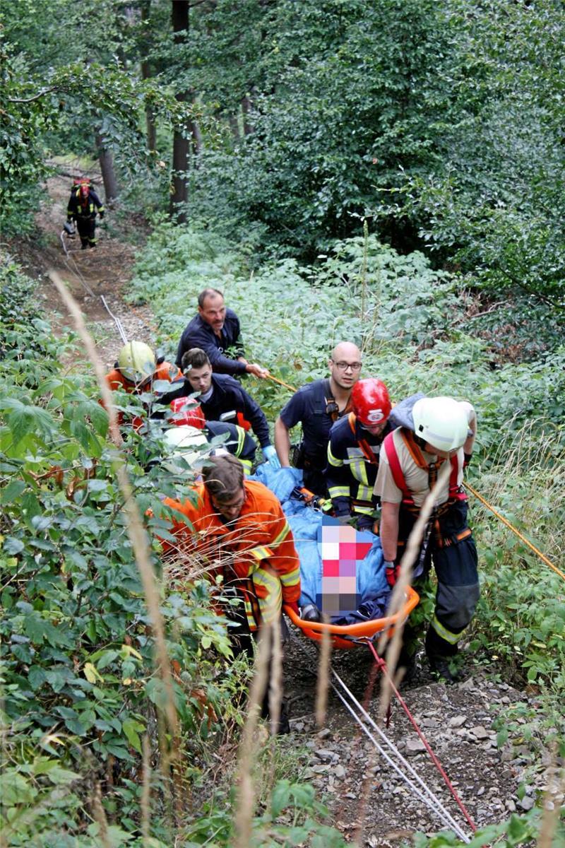 Frau stürzt auf dem Knochenbrecherweg und bricht sich ein Bein <p>Die Feuerwehrleute mussten die Frau mit Seilen gesichert den steilen Weg hinauftragen. Die Aktion dauerte alles in allem zweieinhalb Stunden. Foto: Feuerwehr</p>