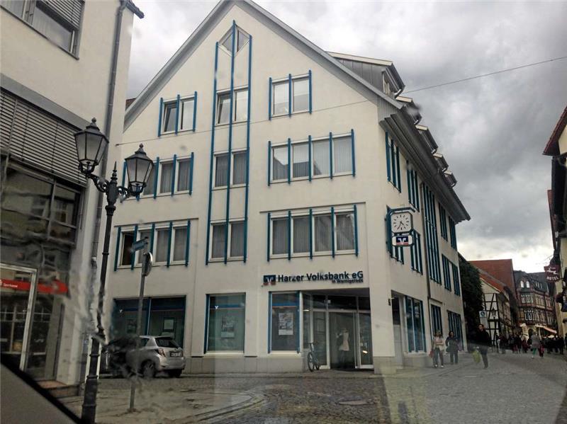 <p>Die Harzer Volksbank mit Hauptsitz in Wernigerode unterhält noch ein Filialnetz von nahezu 30 Geschäftsstellen. Fotos (2): Bein</p>