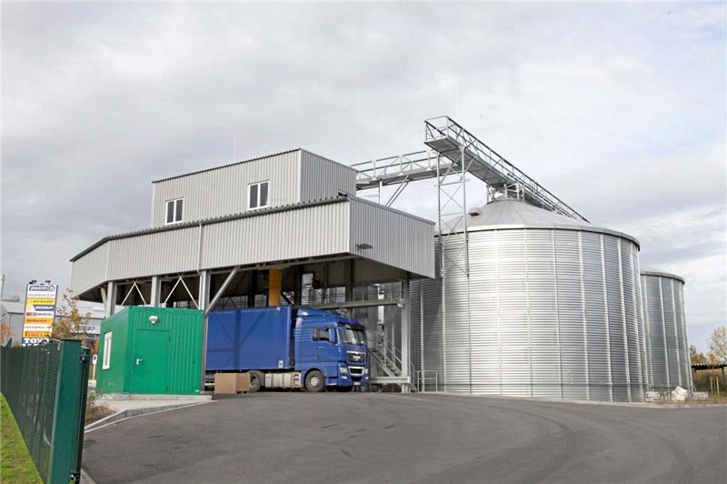 <p>Die Holzpelletanlage in Langelsheim wird seit Juli 2011 von der RIO Holzenergie betrieben. Archivfoto: Schenk</p>
