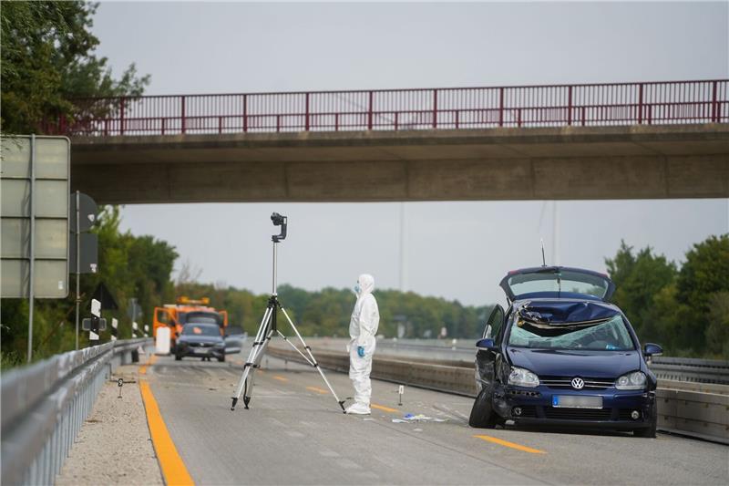 A7: Gullideckel auf Auto geworfen – Polizei nimmt Verdächtigen fest <p>Die Polizei sichert an der Unfallstelle auf der A7 Spuren. Foto: Clemens Heidrich/DPA<br></p>