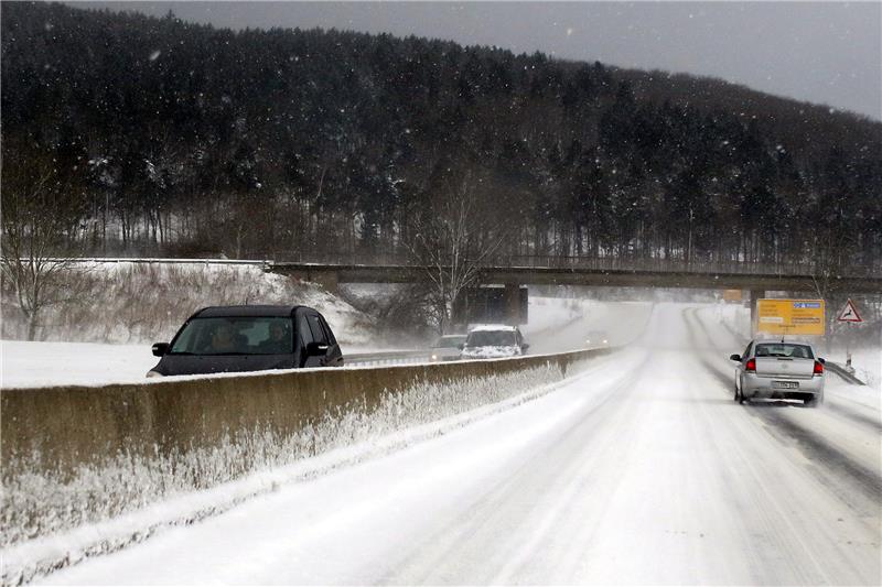 <p>Die Räumfahrzeuge sind ständig unterwegs, vorsichtig fahren ist aber auf winterglatten Fahrbahnen wie hier auf der Riechenberger Spange immer angesagt. Foto: Epping</p>