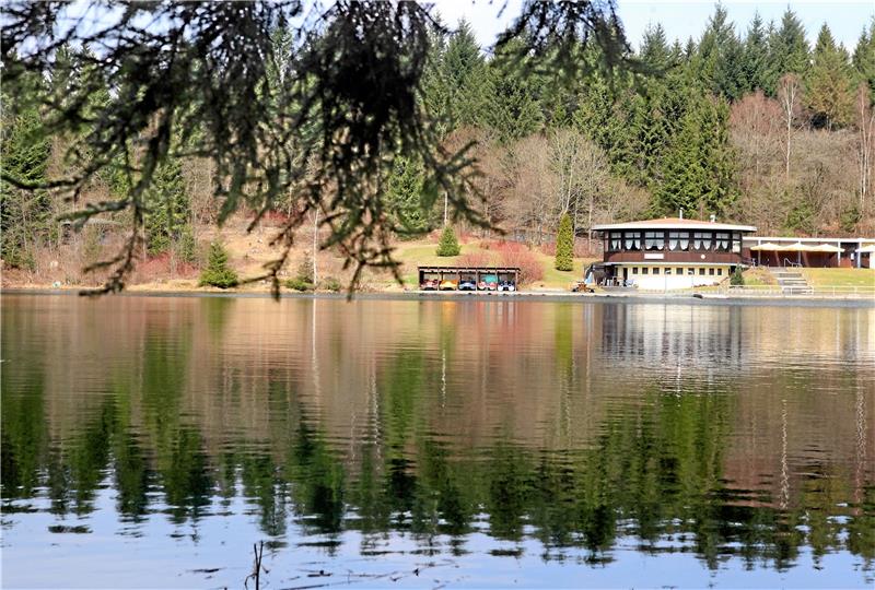 <p>Die Stadt verhandelt mit der Torfhaus Harz Resort GmbH um eine Feriensiedlung, die am Kuttelbacher Teich in Hahnen klee entstehen könnte. Das trifft im Kurort nicht nur auf Gegenliebe. Foto: GZ-Archiv</p>