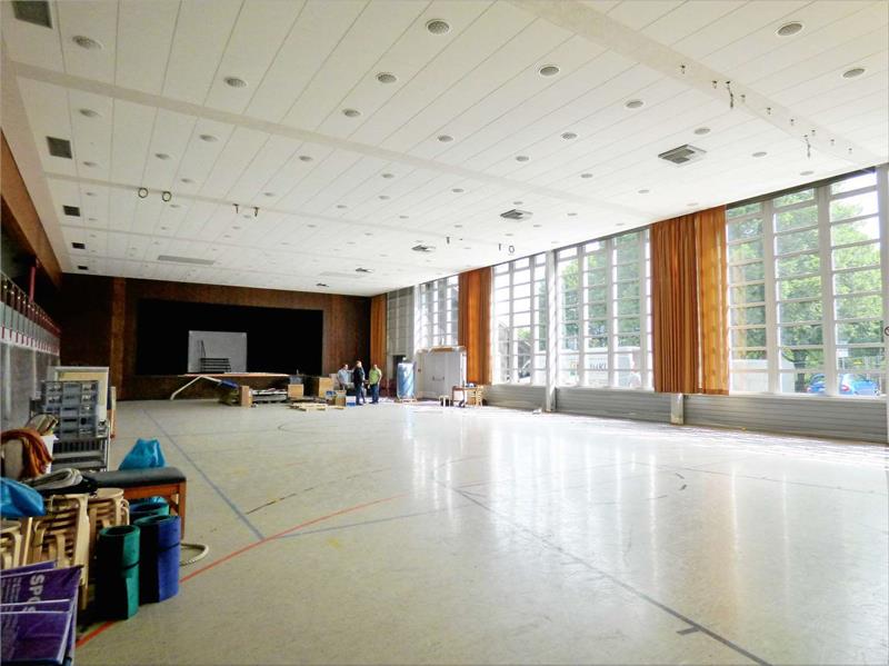 <p>Die Stadthalle wird energetisch saniert. Bis Ende Juli sollen die Arbeiten dauern. Nach Abnahme und Grundreinigung könnte sie Mitte August wieder öffnen. Fotos: Ebeling</p>