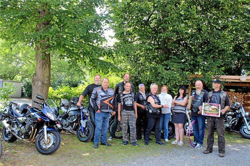 <p>Die Vorsitzende der Bikerfreunde Goslar, Elke Kriegel, überreicht die Geschenke und das Geld an Heike Schimmöller. Foto: Hohaus</p>