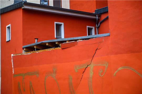 <p>Die beschädigte Wand des Marktschlösschens in Halle an der Saale: Bei einer Explosion in einer öffentlichen Toilette des Gebäudes waren am Vorabend zwei Mädchen und eine Frau schwer verletzt worden. Foto: Klaus-Dietmar Gabbert/dpa<br></p>