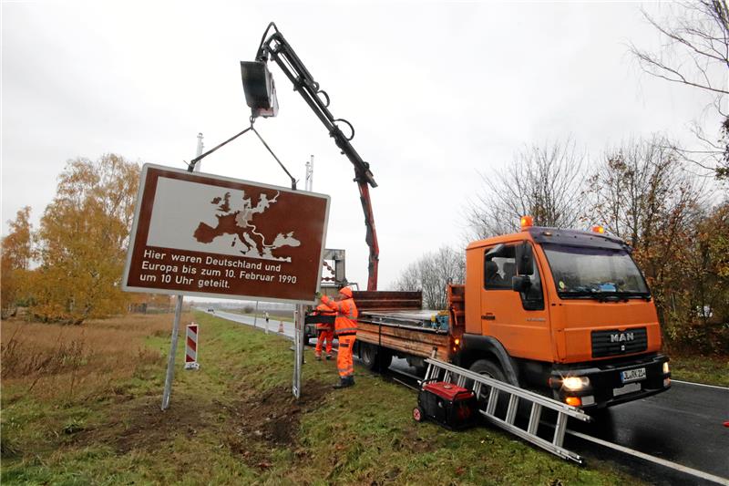 <p>Die braune Gedenktafel, die an die Grenzöffnung an dieser Stelle erinnert, kommt wieder an ihren Platz.  Foto: Gereke</p>