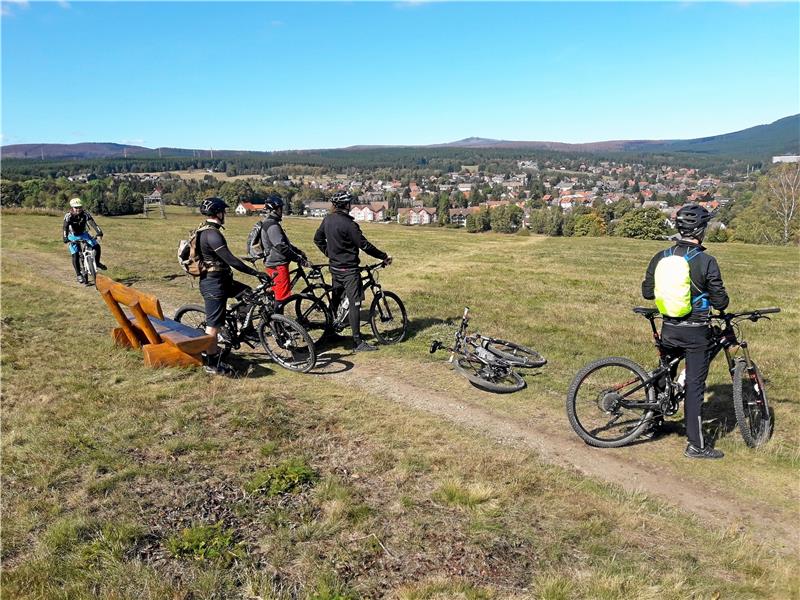 <p>Die geführten Radtouren des Wintersportvereins Braunlage sind der Renner bei den Urlaubern. Jan Werkmeister (kleines Bild) trägt den Vorschlag des Marketingbeirates in der Sitzung des Ausschusses für Bau, Verkehr, Wirtschaft und Tourismus für die Erstellung eines Mountain- und E-Bike-Konzepts vor. Archivfoto: Privat/Foto: Eggers</p>