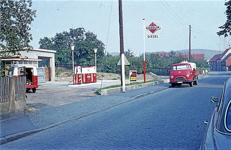 <p>Die historische Aufnahme zeigt die Gasolin-Tankstelle von Siegfried Weidemann in der Hauptstraße im Jahr 1962. Sie ist in der Ausstellung zu sehen. Foto: Privat</p>
