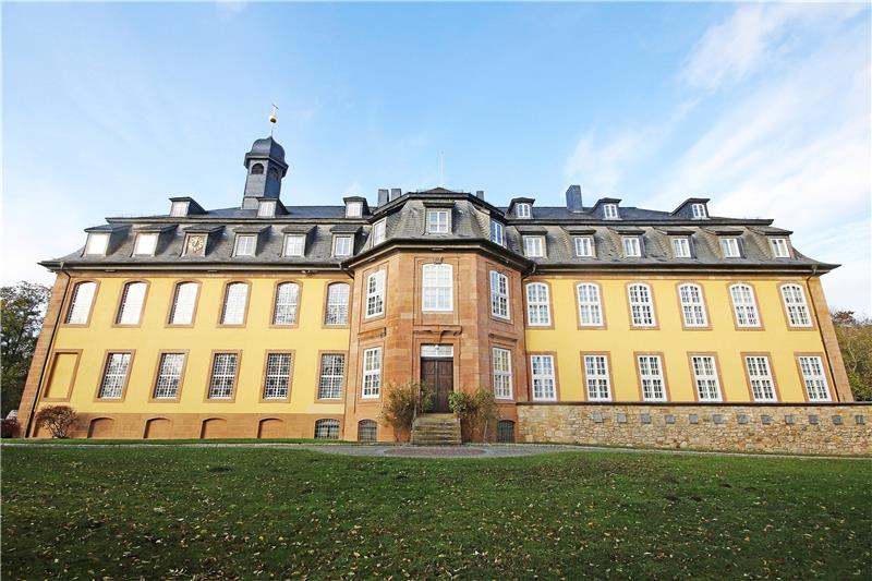<p>Die seitliche Ansicht vom Liebenburger Schloss: Im linken Flügel befindet sich die Schlosskirche mit ihren Barockmalereien, im rechten Trakt war einst das Amtsgericht beheimatet. Errichten ließ das Ensemble einst Fürstbischof Clemens August.</p>