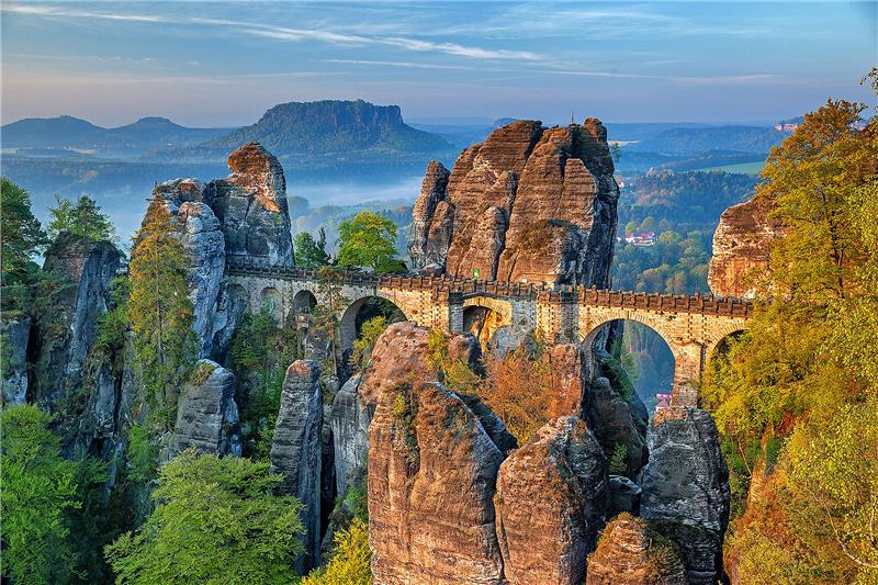 Gewonnen! Da wird der Hund in der Pfanne verrückt <p>Die Felsformation der Bastei ragt 305 Meter über Normalhöhenull in der Sächsischen Schweiz am rechten Ufer der Elbe auf. </p>