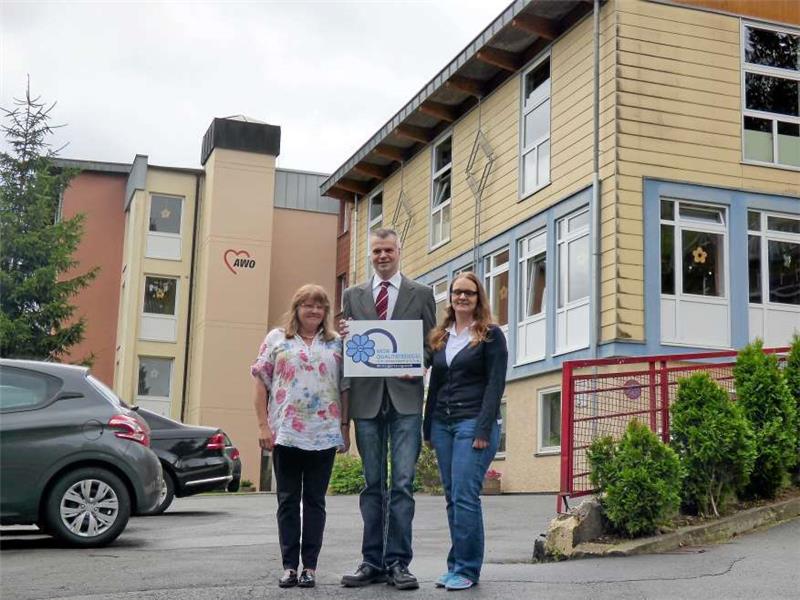 <p>Dr. Evelin Fräntzel, Michael Pfordte und Anna-Lena Knop (v.li.) zeigen das Qualitätssiegel des Müttergenesungswerks. Foto: Ebeling</p>