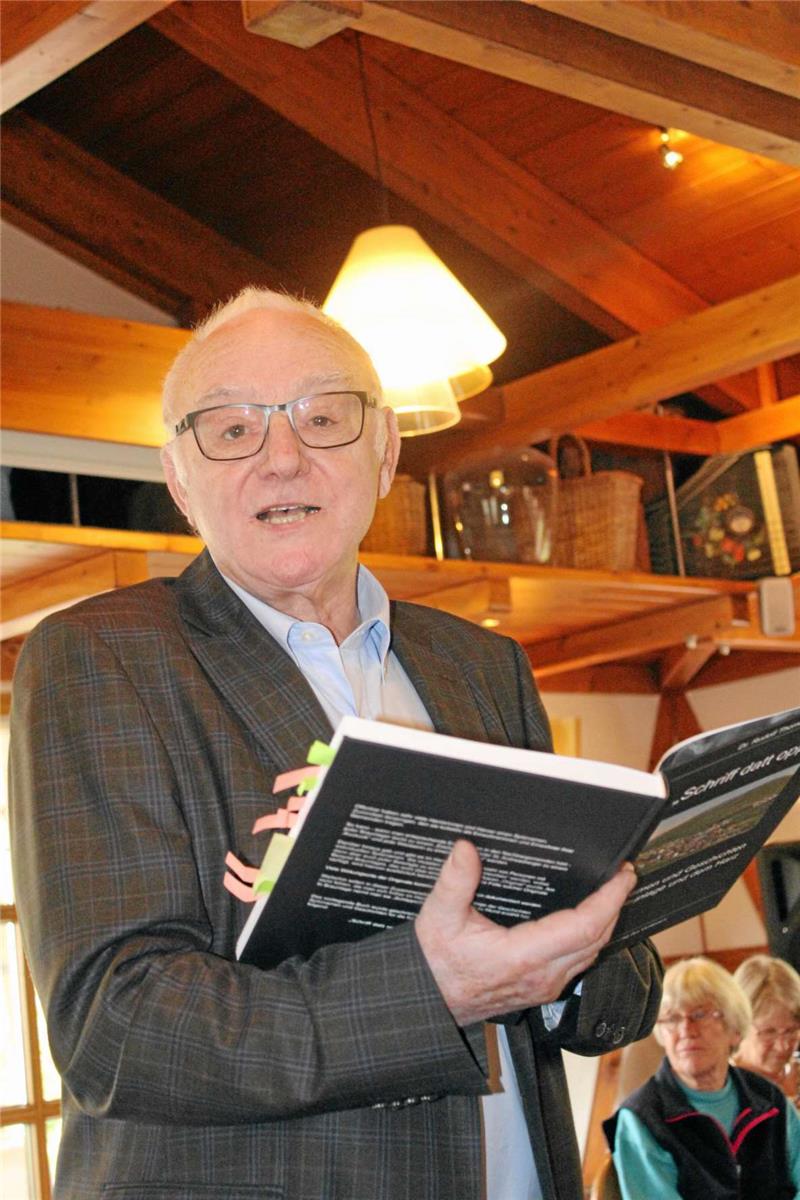 <p>Dr. Rudolf Thomas stellt sein Spitznamen-Buch vor. Foto: Seltmann</p>