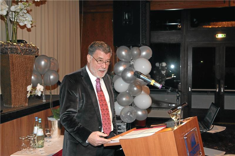 <p>Dr. Wolfgang Barth referiert über die Geschichte der Zahnärzte bei der Bundeswehr. Foto: Eggers</p>